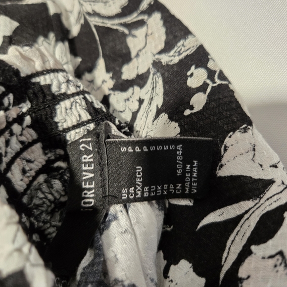 Forever 21 Black and White Puff Sleeve Blouse - Picture 8 of 8